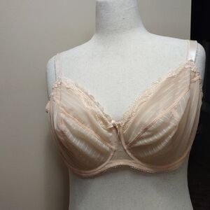 Elegant Lace-Trimmed Bra in Soft Pink. 46 DDD